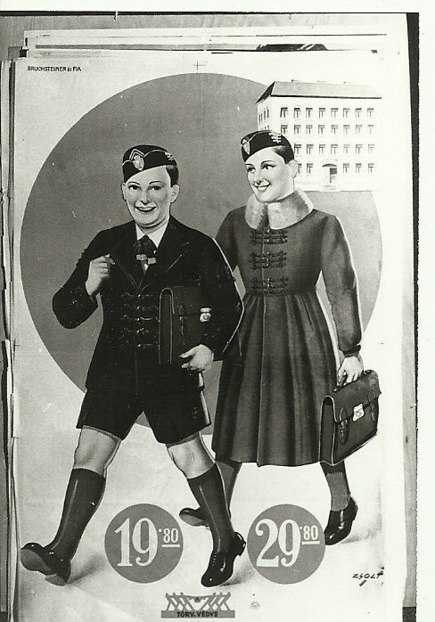 Iskolai egyenruhák fiúknak és lányoknak, 1939. (Magyar Kereskedelmi és Vendéglátóipari Múzeum CC BY-NC-ND)