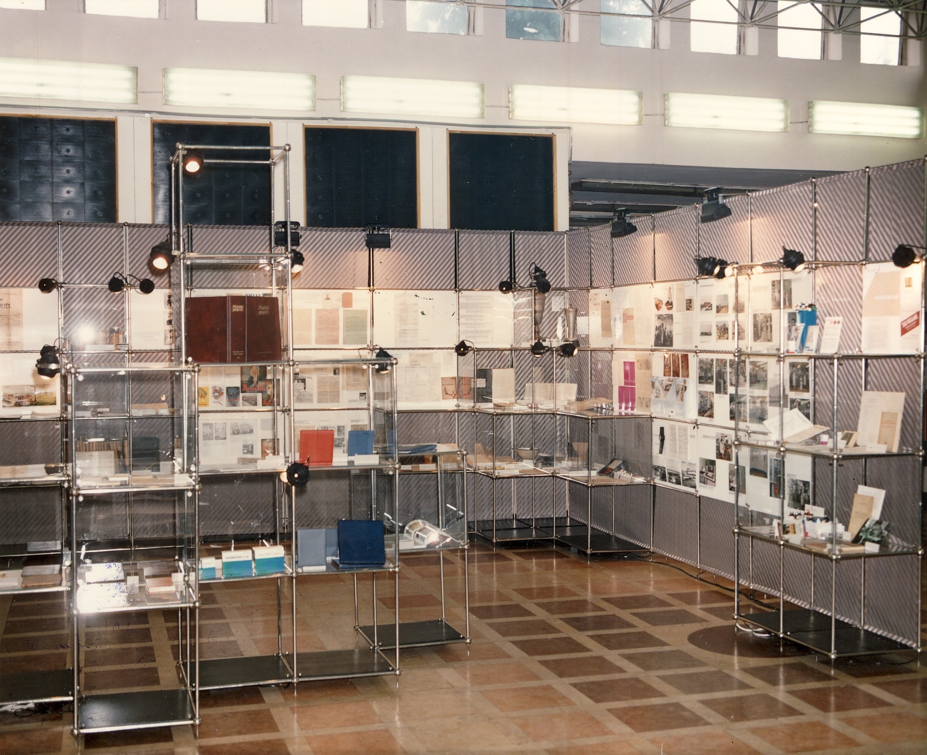 Egykori kereskedelmi kiállítás MKVM Budapest 1988. (Magyar Kereskedelmi és Vendéglátóipari Múzeum CC BY-NC-ND)