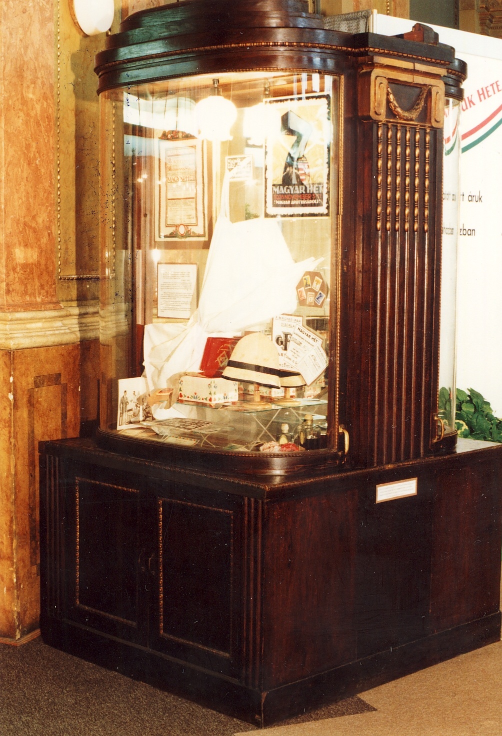 Egykori kereskedelmi kiállítás MKVM Budapest 1992. (Magyar Kereskedelmi és Vendéglátóipari Múzeum CC BY-NC-ND)