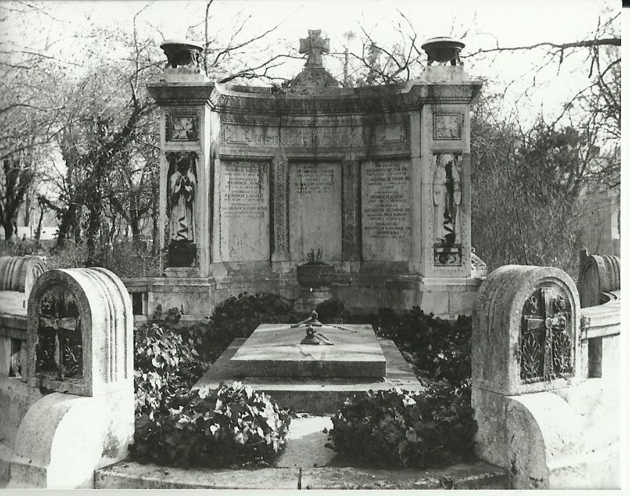 Heinrich Vaskereskedő Család síremléke (Magyar Kereskedelmi és Vendéglátóipari Múzeum CC BY-NC-ND)