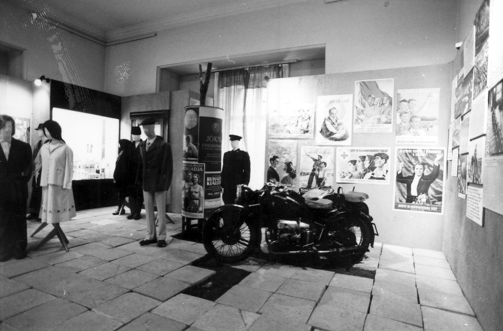 Egykori történeti kiállítás a Néprajzi Múzeumban Budapest 1985 (Magyar Kereskedelmi és Vendéglátóipari Múzeum CC BY-NC-ND)