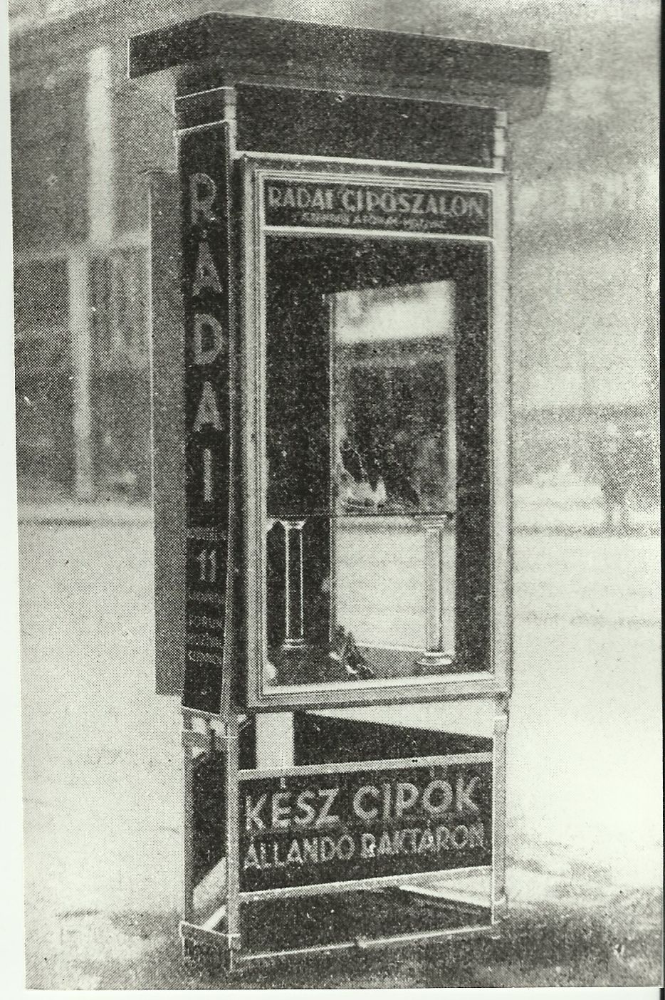 Rádai Cipőszalon hirdetőoszlop reklámja (Magyar Kereskedelmi és Vendéglátóipari Múzeum CC BY-NC-ND)