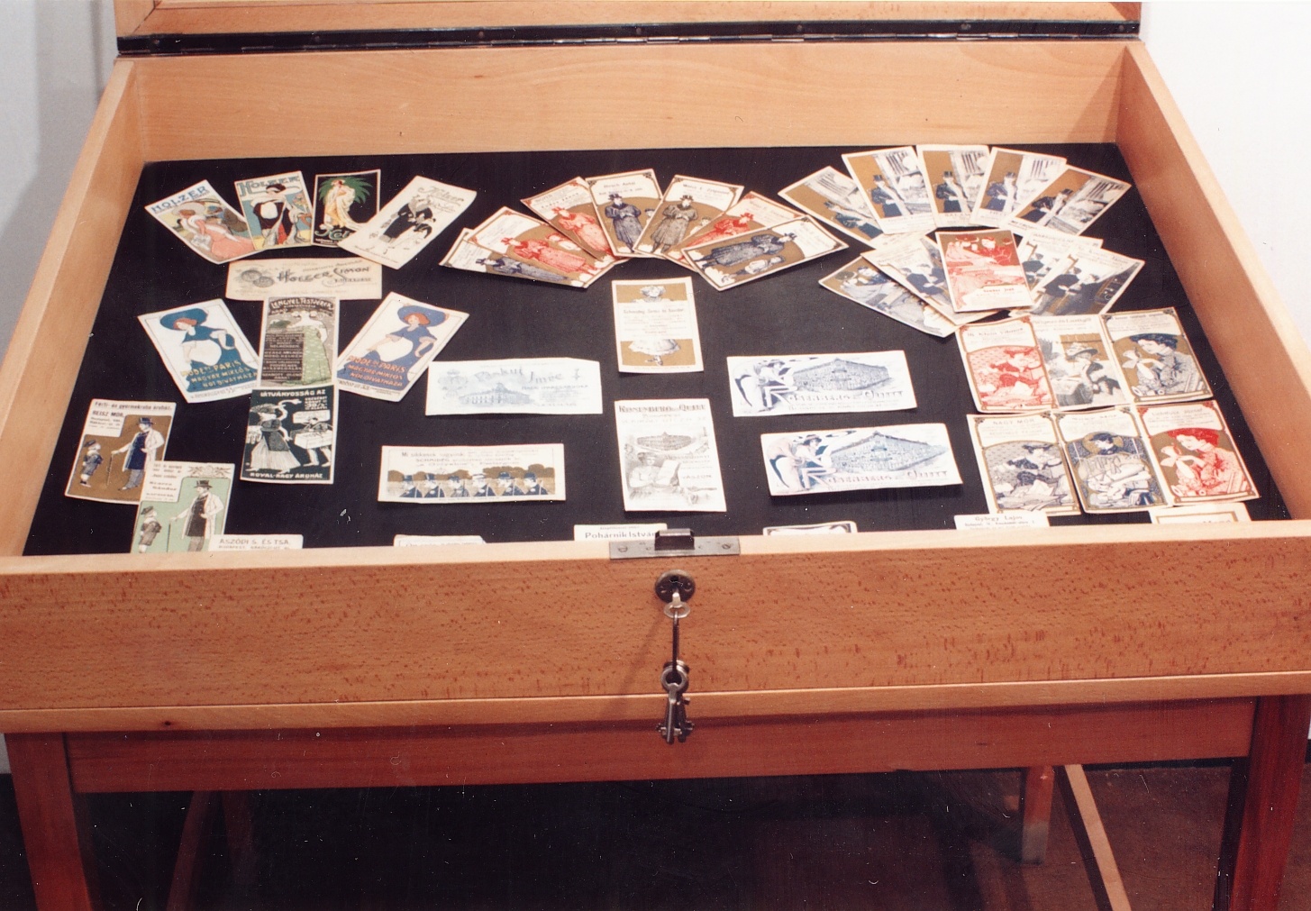 Egykori kereskedelmi kiállítás MKVM Vác 1992. (Magyar Kereskedelmi és Vendéglátóipari Múzeum CC BY-NC-ND)