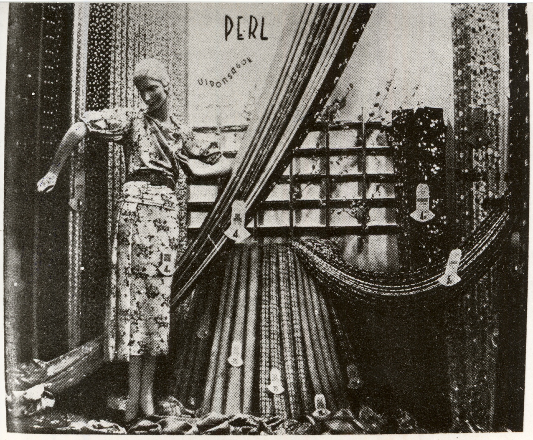 Textiláru kirakat (Magyar Kereskedelmi és Vendéglátóipari Múzeum CC BY-NC-ND)