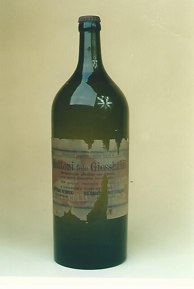Mattoni féle Giesshübli gyógyvíz üvegpalack (Magyar Kereskedelmi és Vendéglátóipari Múzeum CC BY-NC-ND)
