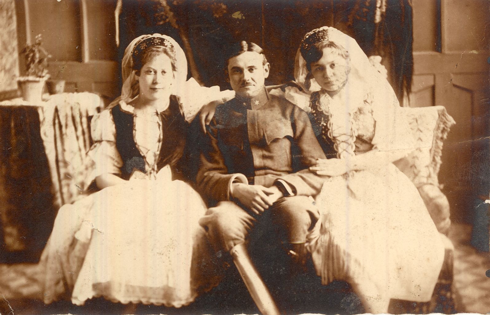 Családi fotó katonatiszttel, XX. század eleje (Magyar Kereskedelmi és Vendéglátóipari Múzeum CC BY-NC-ND)