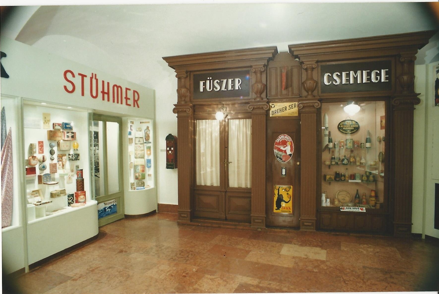 Kereskedelmi kiállítás-MKVM, Budapest 1999. (Magyar Kereskedelmi és Vendéglátóipari Múzeum CC BY-NC-ND)