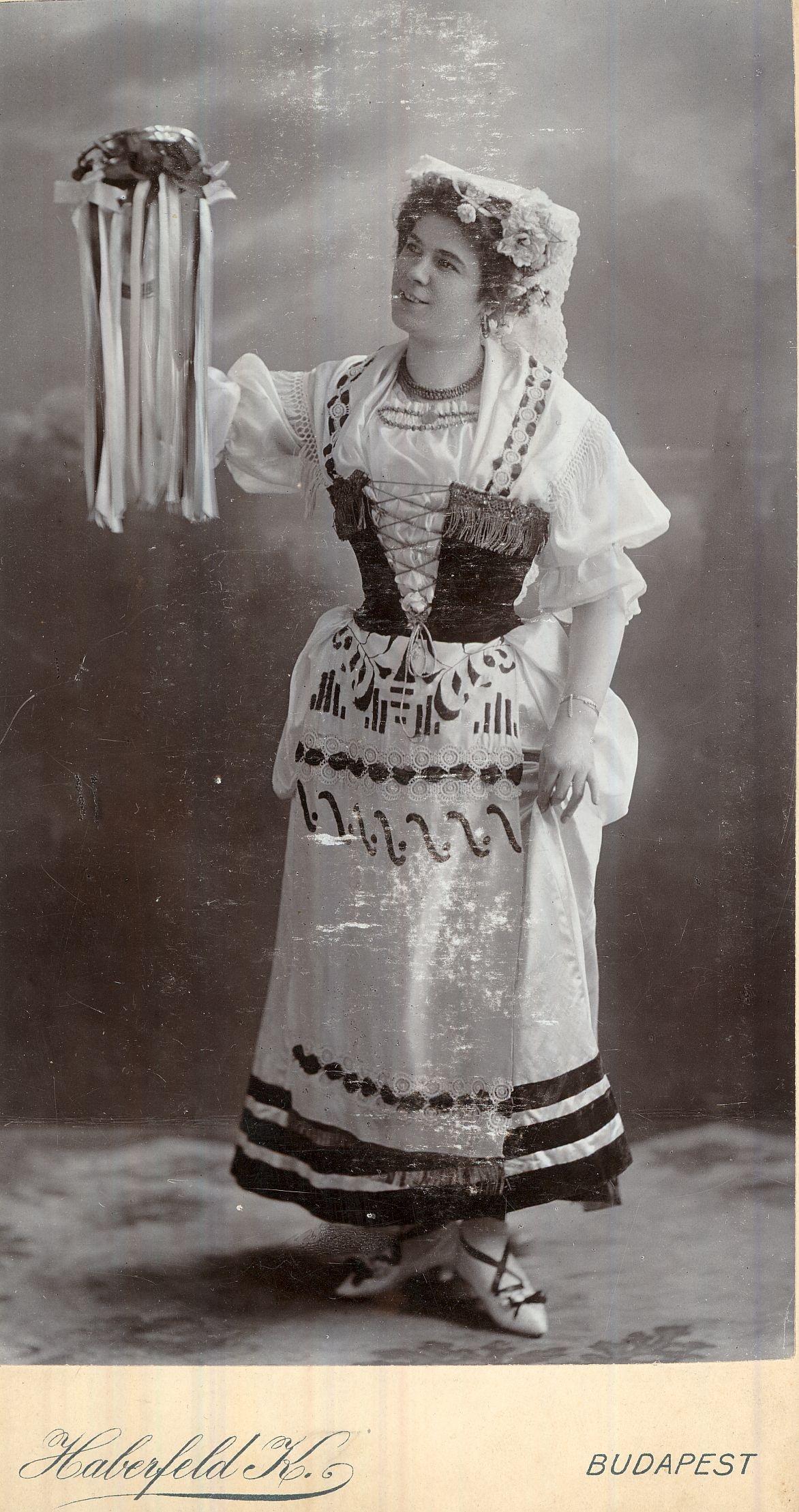 Fiatal hölgy népies ruhában Budapest XIX. század vége XX. század eleje (Magyar Kereskedelmi és Vendéglátóipari Múzeum CC BY-NC-ND)