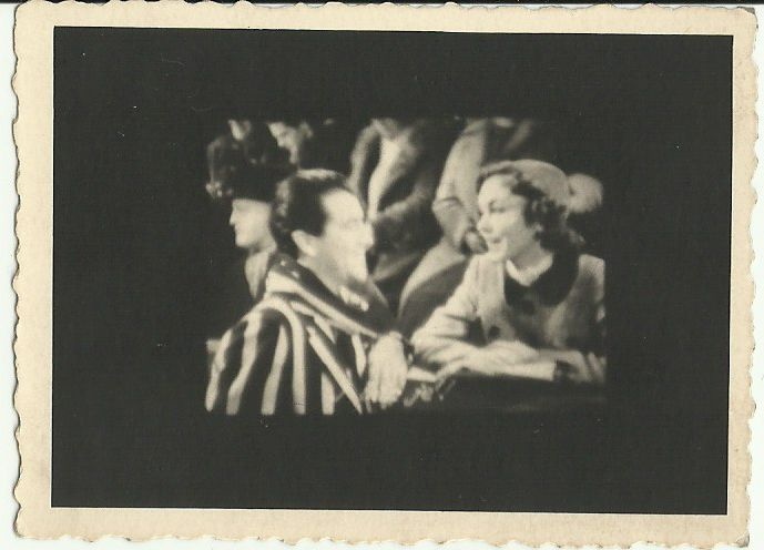 Elliza Gerner egy férfi társaságában a színpadon (Magyar Kereskedelmi és Vendéglátóipari Múzeum CC BY-NC-ND)