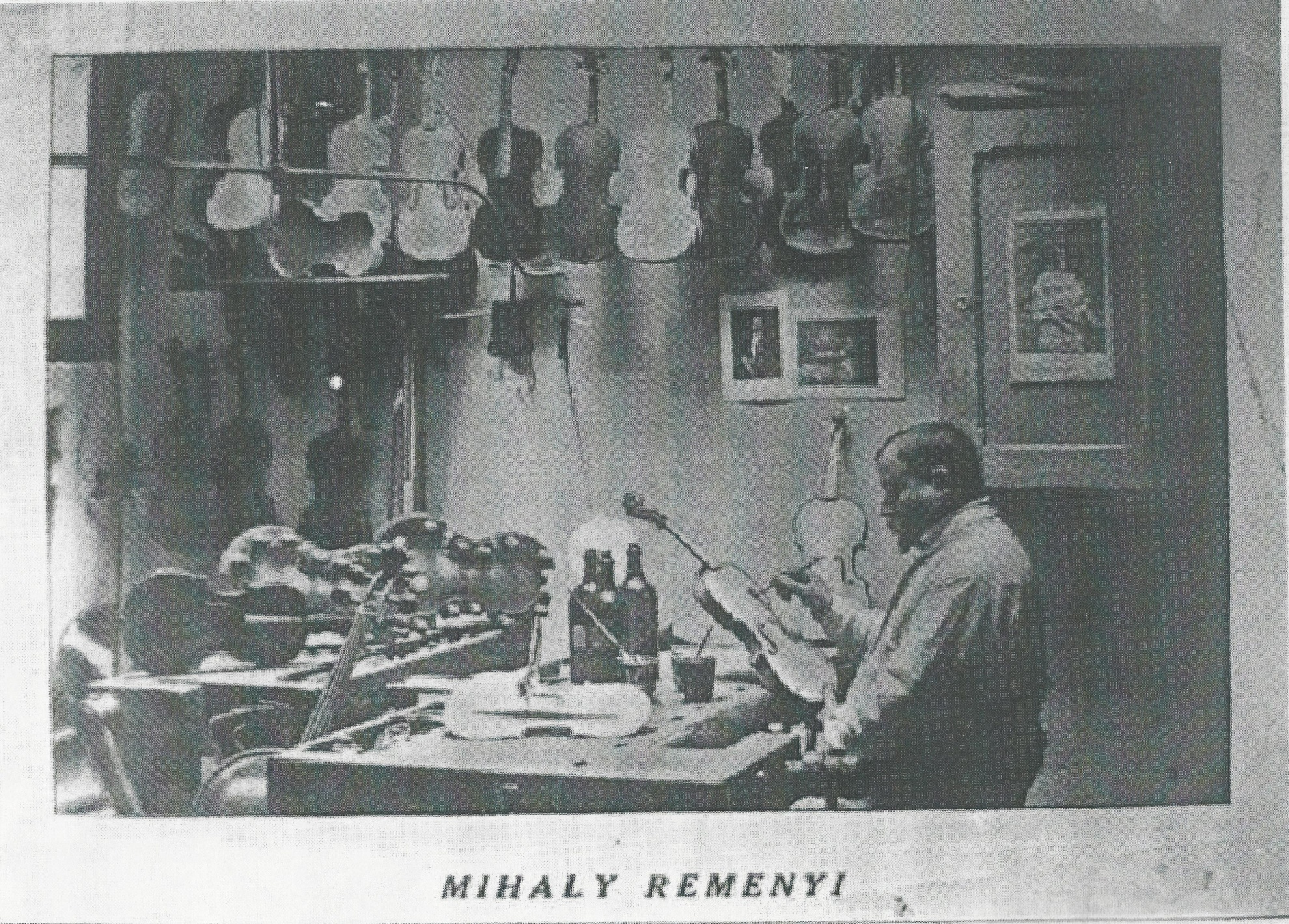 Reményi Mihály a Király utcai műhelyében az 1930-as években (Magyar Kereskedelmi és Vendéglátóipari Múzeum CC BY-NC-ND)