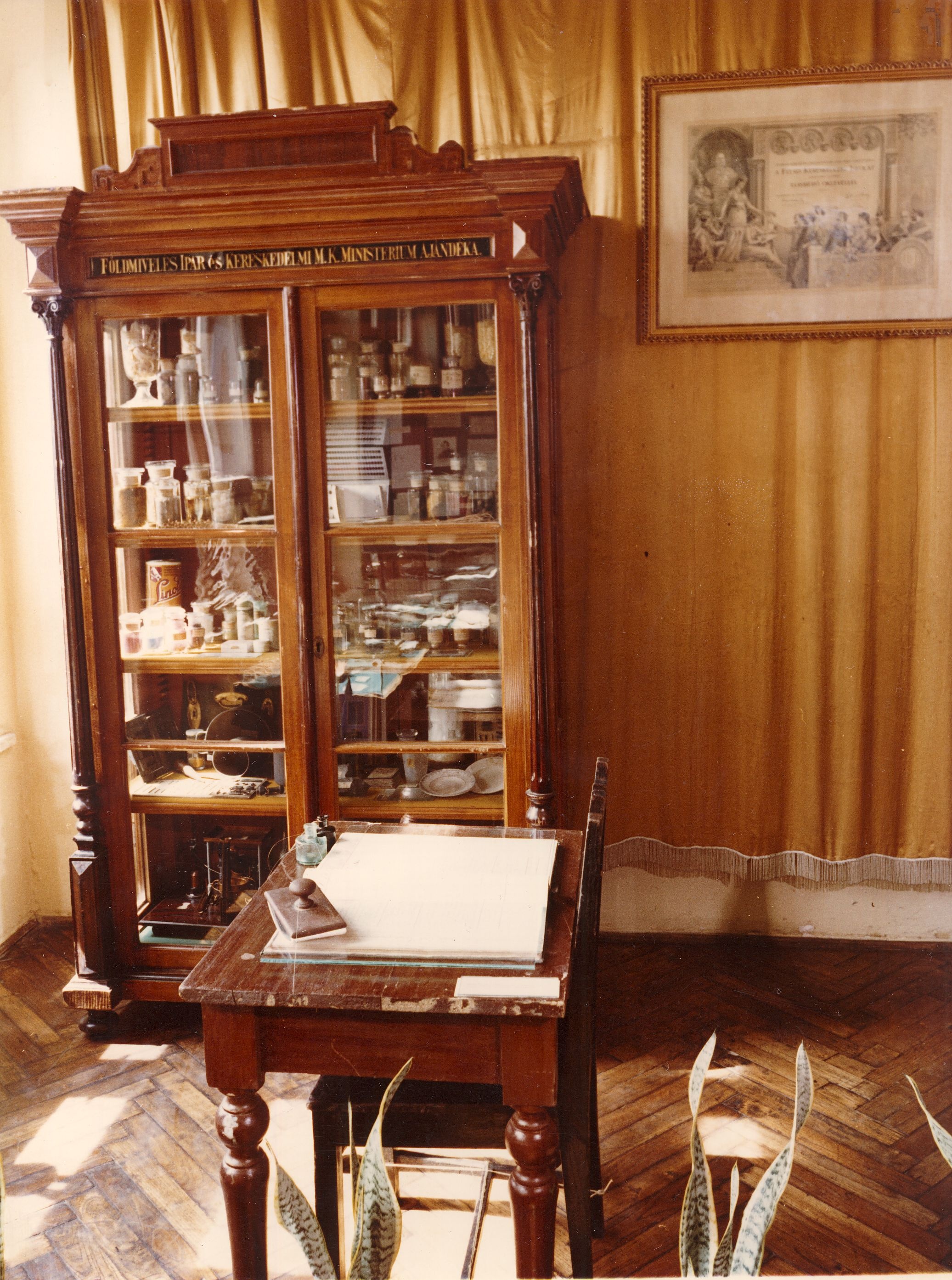 Egykori kereskedelmi kiállítás MKVM Pécs 1974. (Magyar Kereskedelmi és Vendéglátóipari Múzeum CC BY-NC-ND)