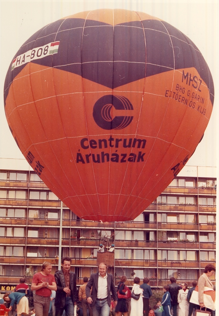 Centrum Áruház hőlégballon Veszprém 1981. (Magyar Kereskedelmi és Vendéglátóipari Múzeum CC BY-NC-ND)