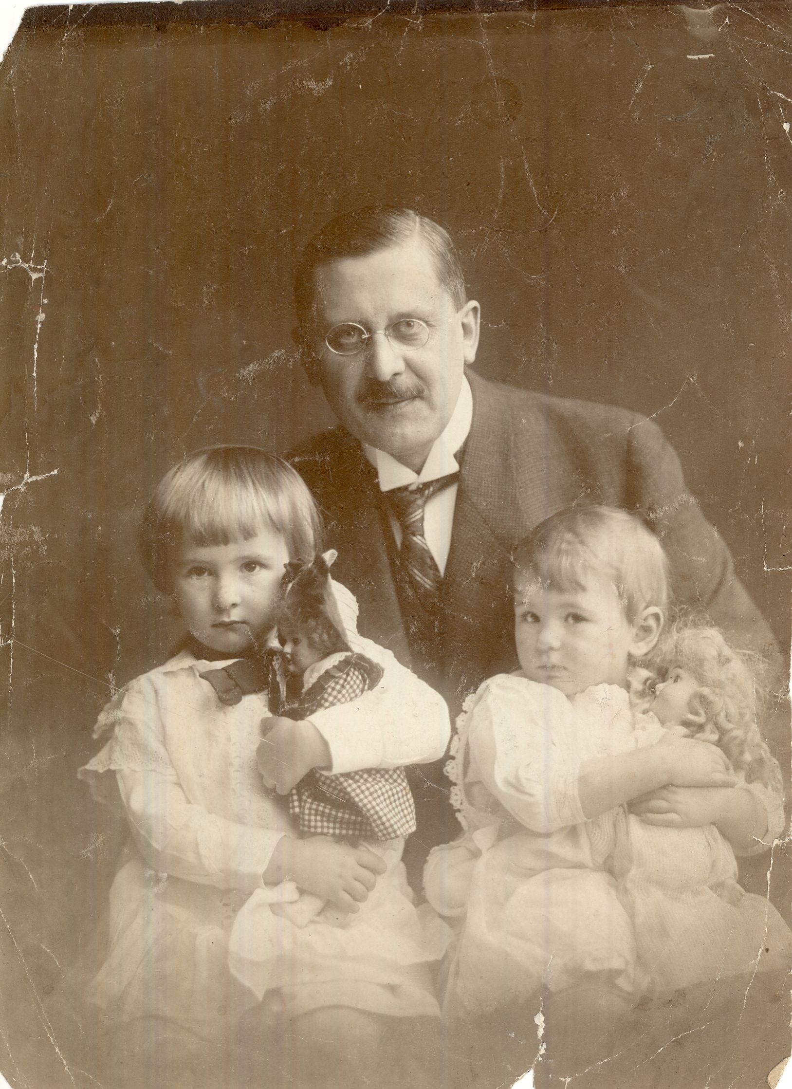 Roszner István lányaival 1916. (Magyar Kereskedelmi és Vendéglátóipari Múzeum CC BY-NC-ND)