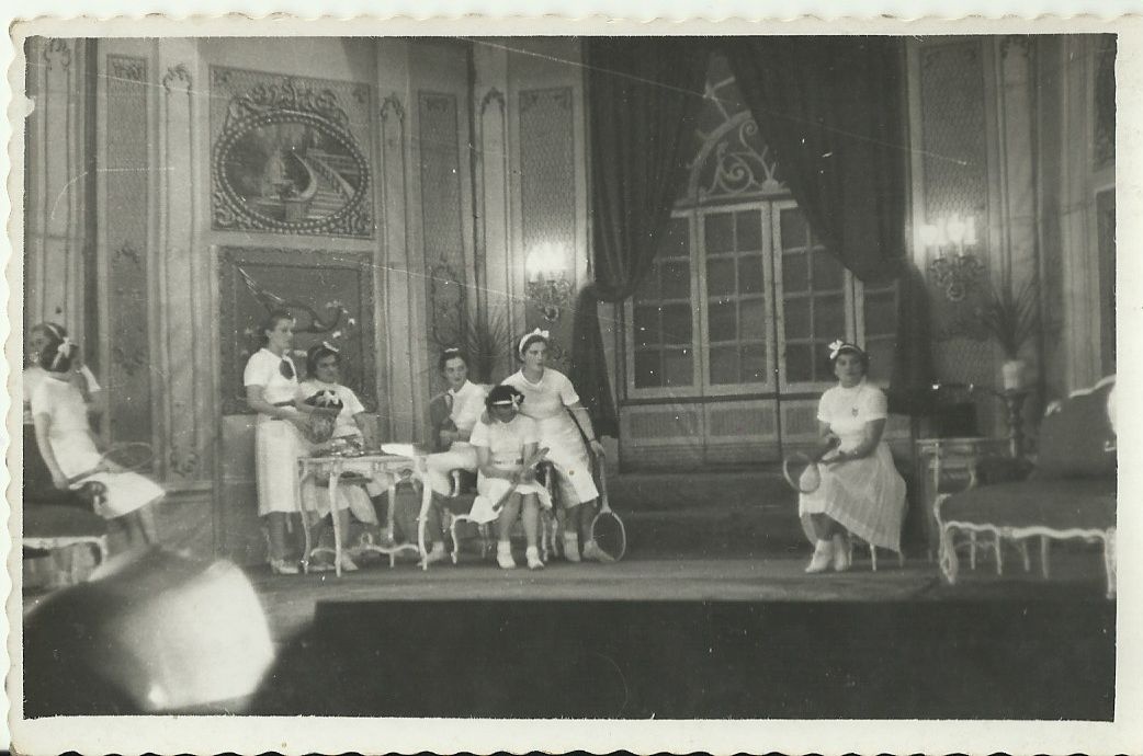 Színpadi jelenet fehér ruhás lányokkal (Magyar Kereskedelmi és Vendéglátóipari Múzeum CC BY-NC-ND)