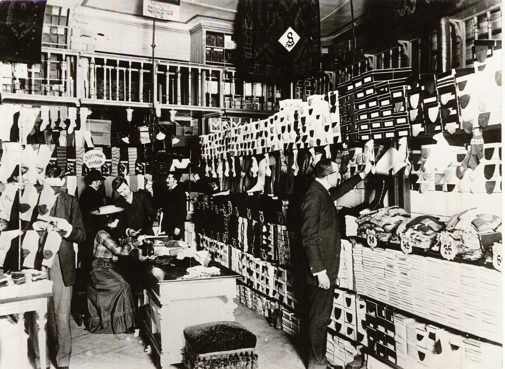 Párisi Udvar, áruház belső tere (Magyar Kereskedelmi és Vendéglátóipari Múzeum CC BY-NC-ND)
