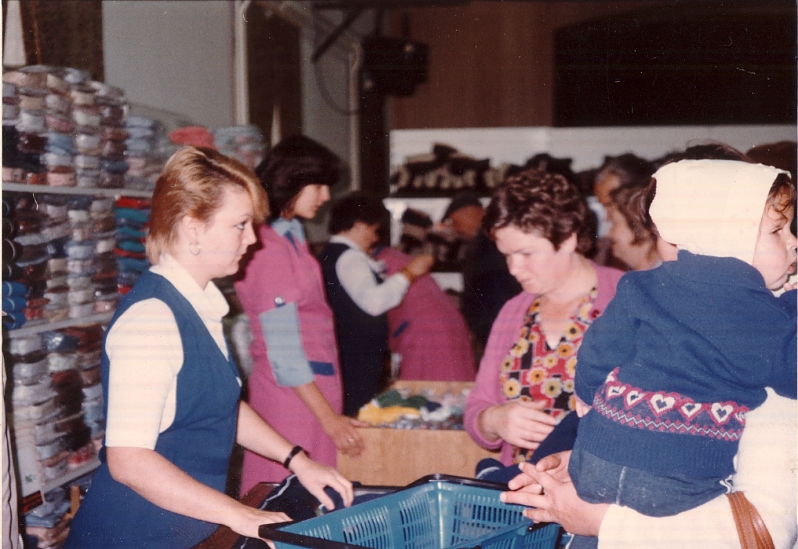 Veszprémi Centrum Áruház kitelepülése Litér 1983. (Magyar Kereskedelmi és Vendéglátóipari Múzeum CC BY-NC-ND)