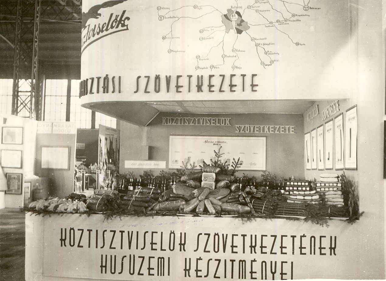 Köztisztviselők szövetkezet kiállítási stand 1934. (Magyar Kereskedelmi és Vendéglátóipari Múzeum CC BY-NC-ND)