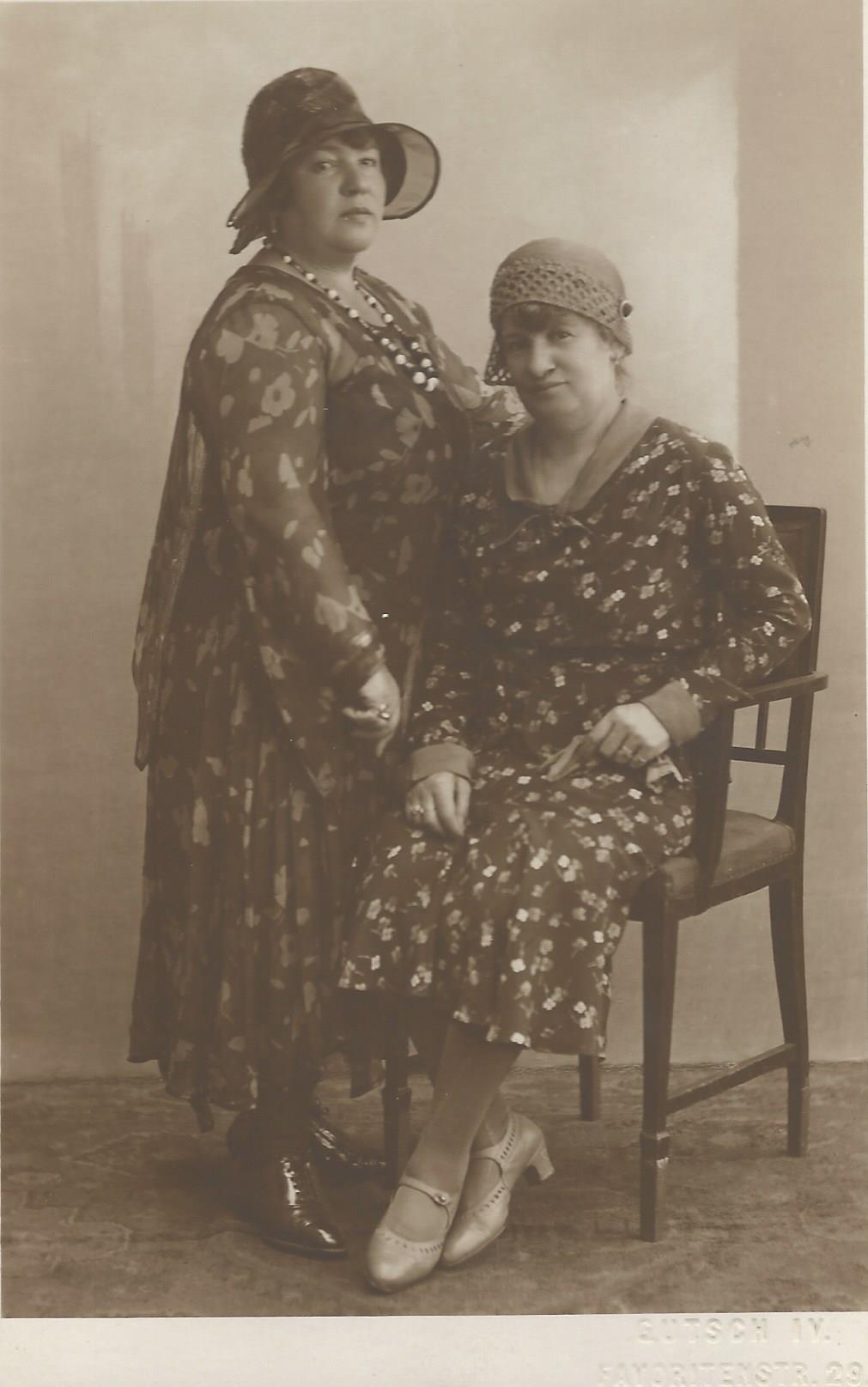 Két középkorú hölgy XX. század első fele (Magyar Kereskedelmi és Vendéglátóipari Múzeum CC BY-NC-ND)