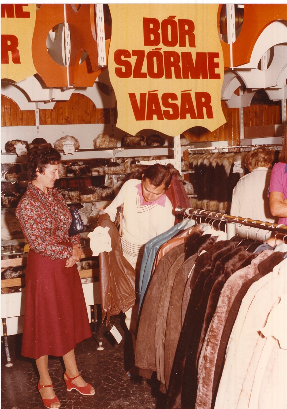 Bőr és szőrme vásár a Centrum áruházban - Veszprém (Magyar Kereskedelmi és Vendéglátóipari Múzeum CC BY-NC-ND)