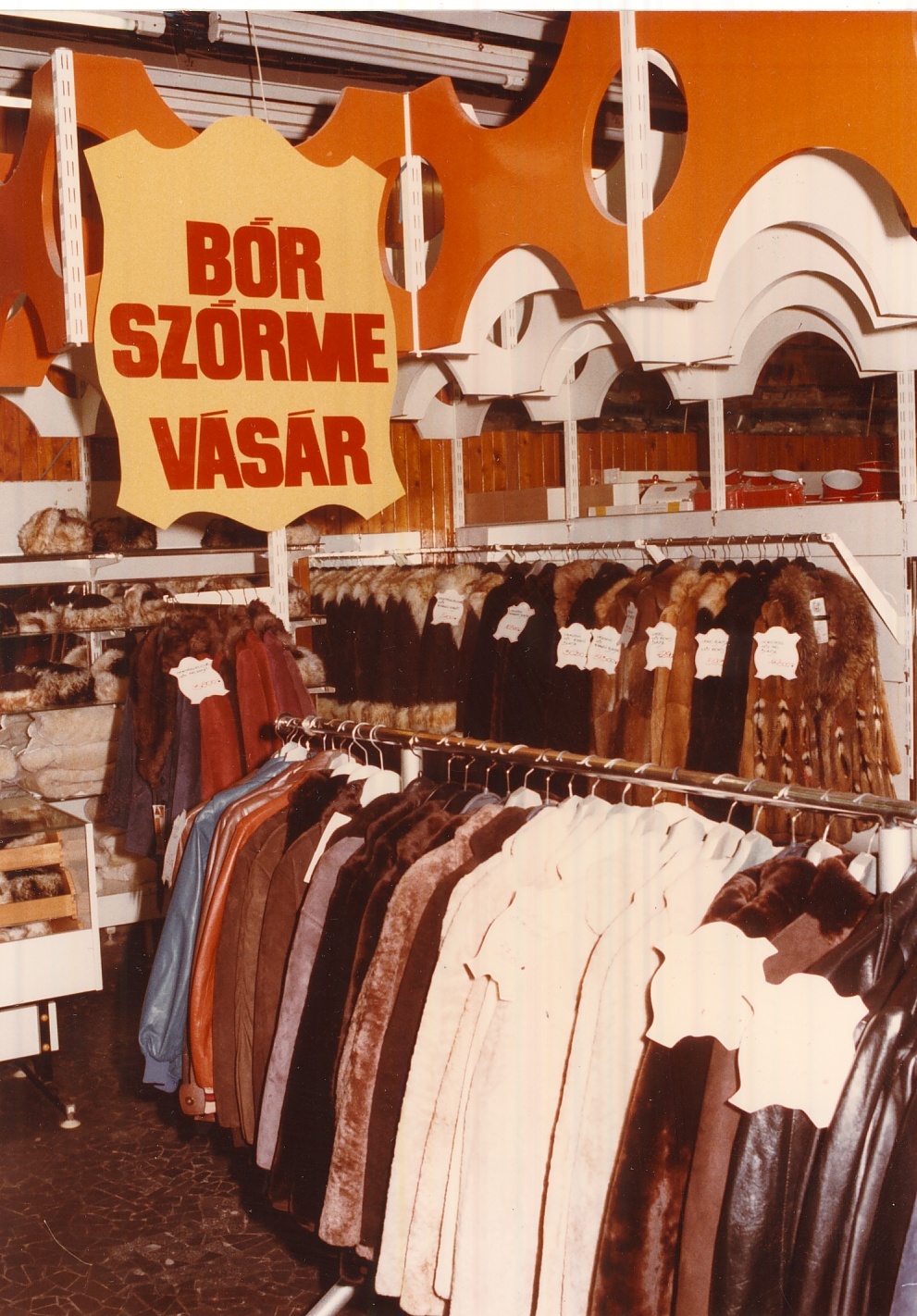 Bőr és szőrme vásár a Centrum áruházban - Veszprém (Magyar Kereskedelmi és Vendéglátóipari Múzeum CC BY-NC-ND)