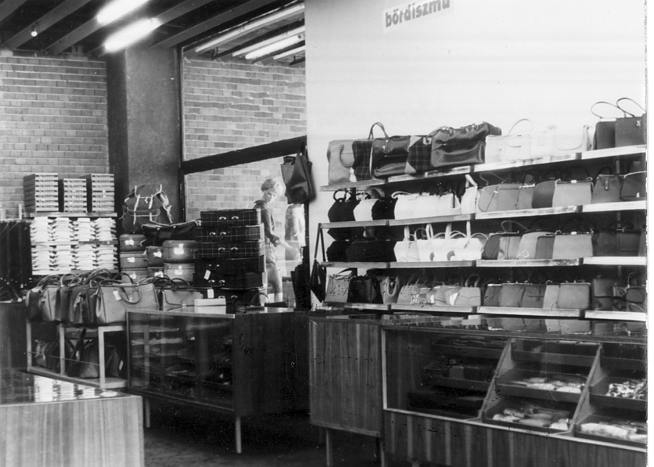 Bőrdíszmű osztály, Veszprémi Centrum Áruházban 1960-as években (Magyar Kereskedelmi és Vendéglátóipari Múzeum CC BY-NC-ND)