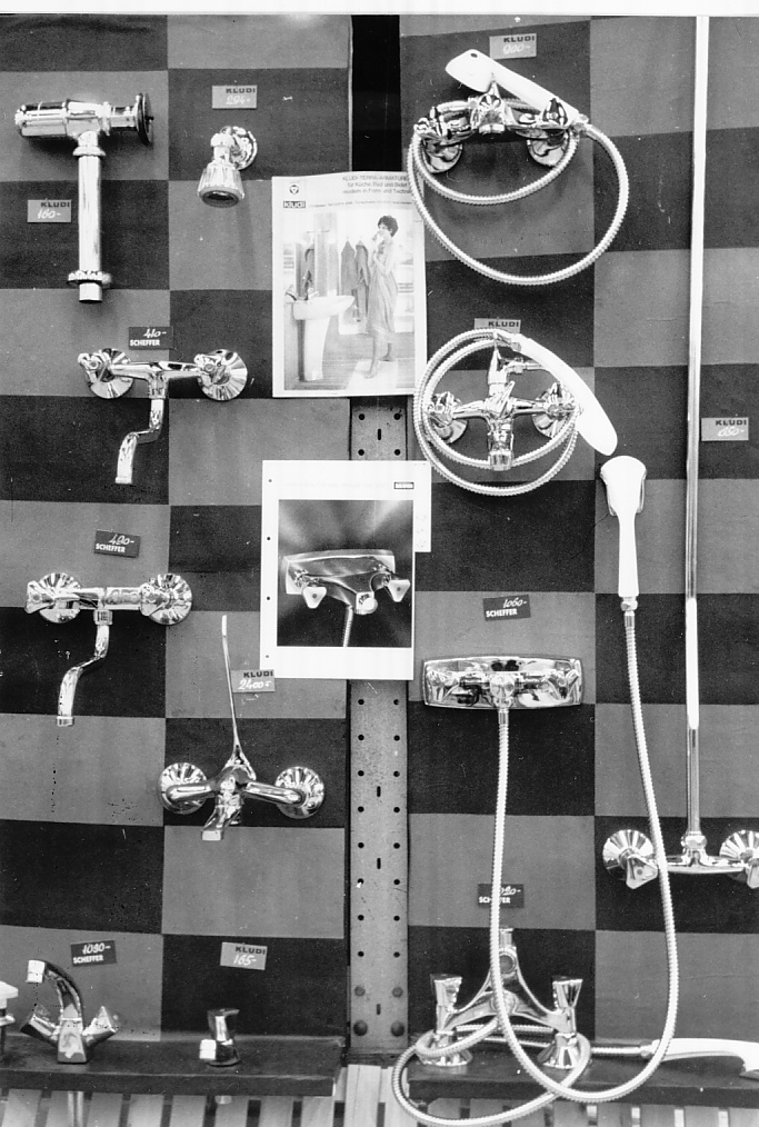 Centrum Áruház kirakata, Veszprém 1960-as évek (Magyar Kereskedelmi és Vendéglátóipari Múzeum CC BY-NC-ND)