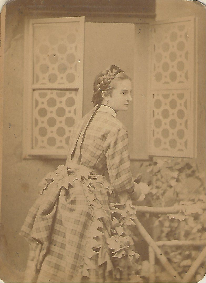 fiatal hölgy portréja XIX. század második fele (Magyar Kereskedelmi és Vendéglátóipari Múzeum CC BY-NC-ND)