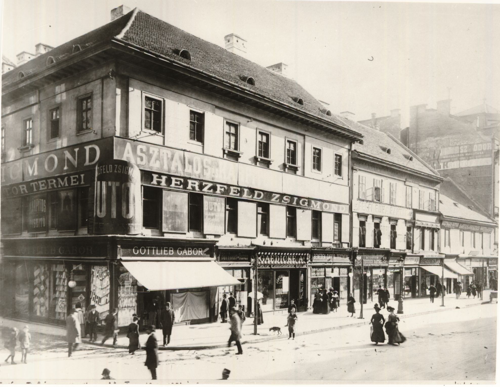 Kossuth Lajos utca Magyar utcai sarok (Magyar Kereskedelmi és Vendéglátóipari Múzeum CC BY-NC-ND)