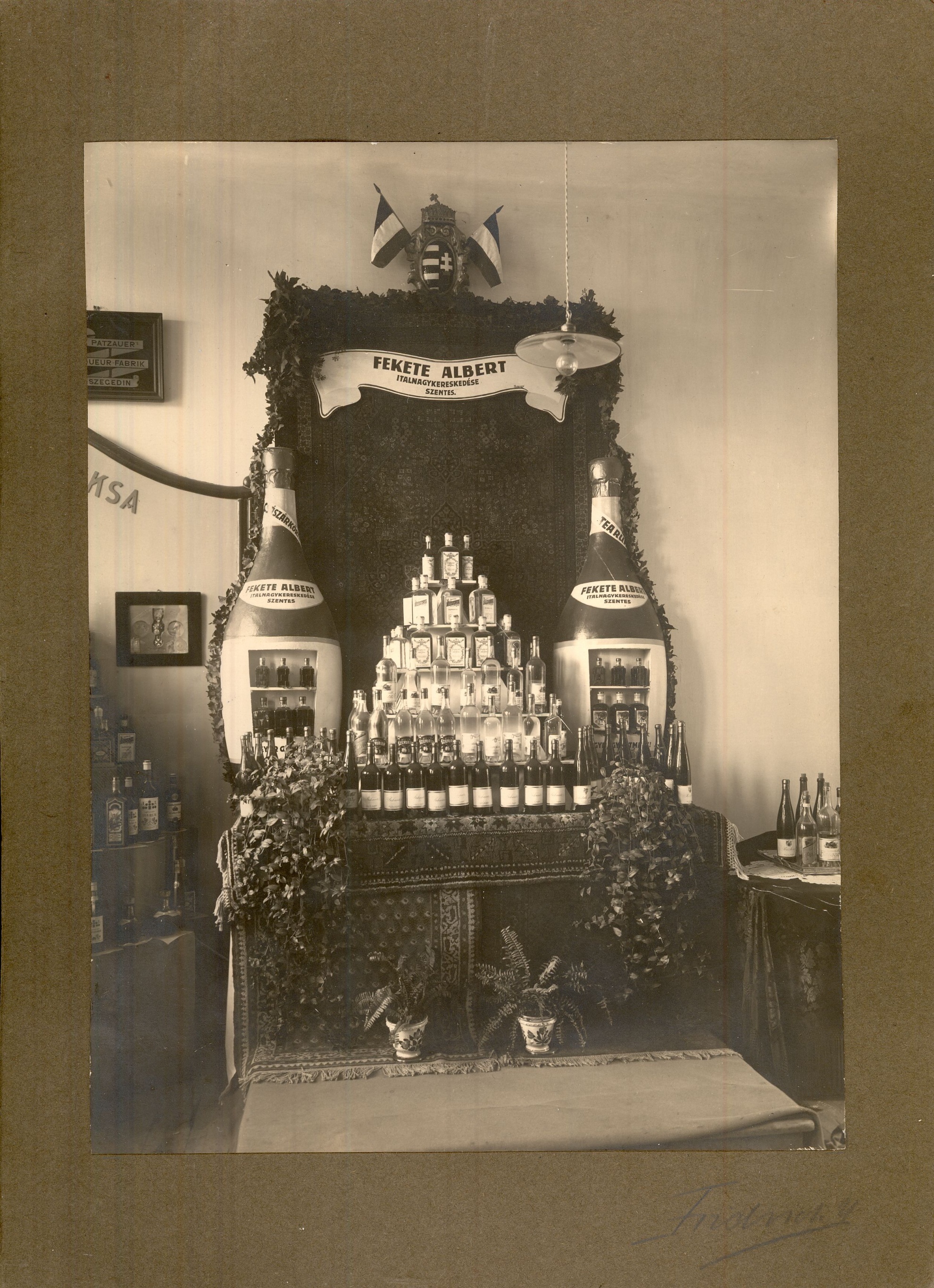 Fekete Albert italnagykereskedésének kiállítása Szentes 1920. (Magyar Kereskedelmi és Vendéglátóipari Múzeum CC BY-NC-ND)