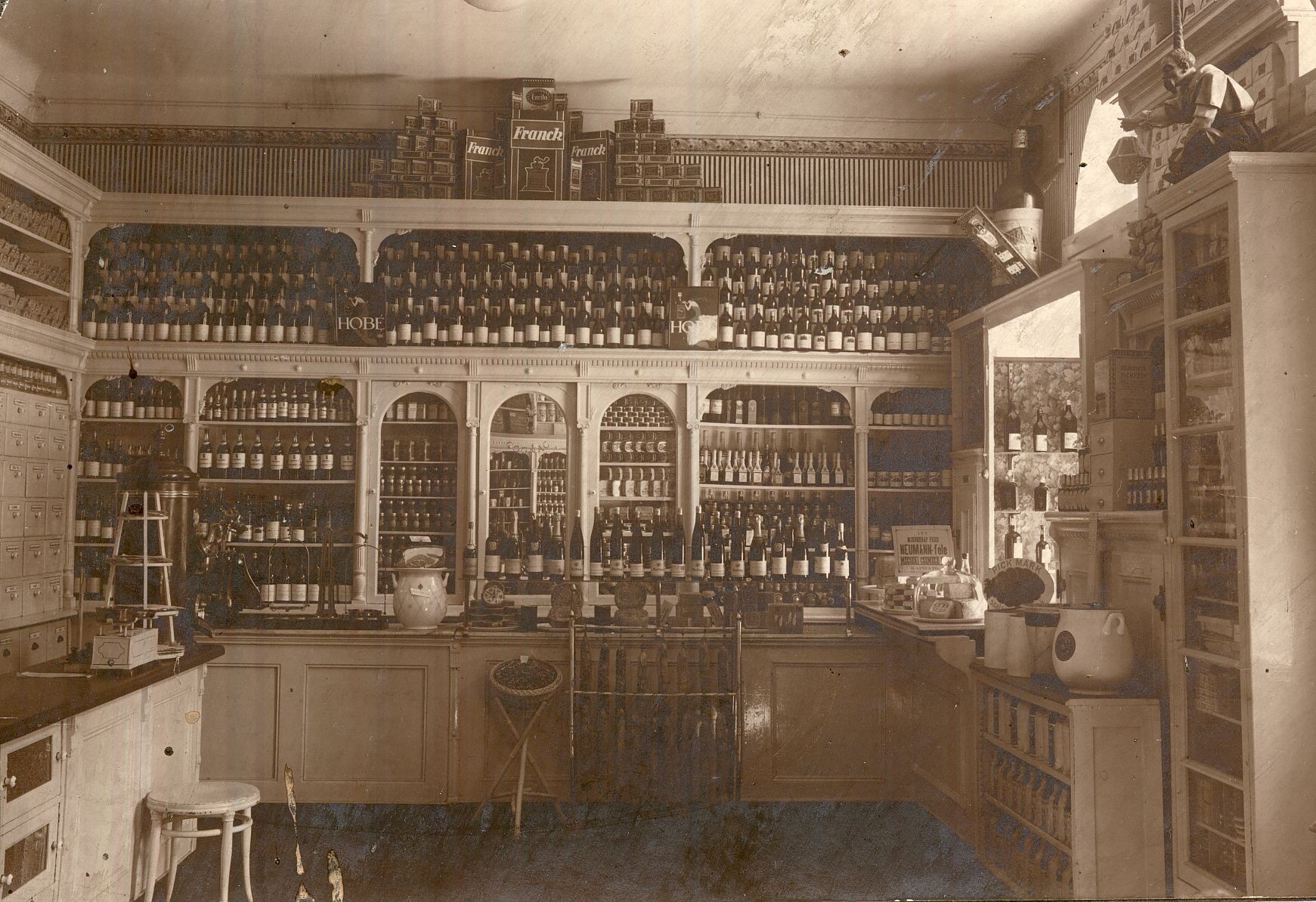 Eisler Lajos csemege boltjának belső részlete Szentes 1928. (Magyar Kereskedelmi és Vendéglátóipari Múzeum CC BY-NC-ND)