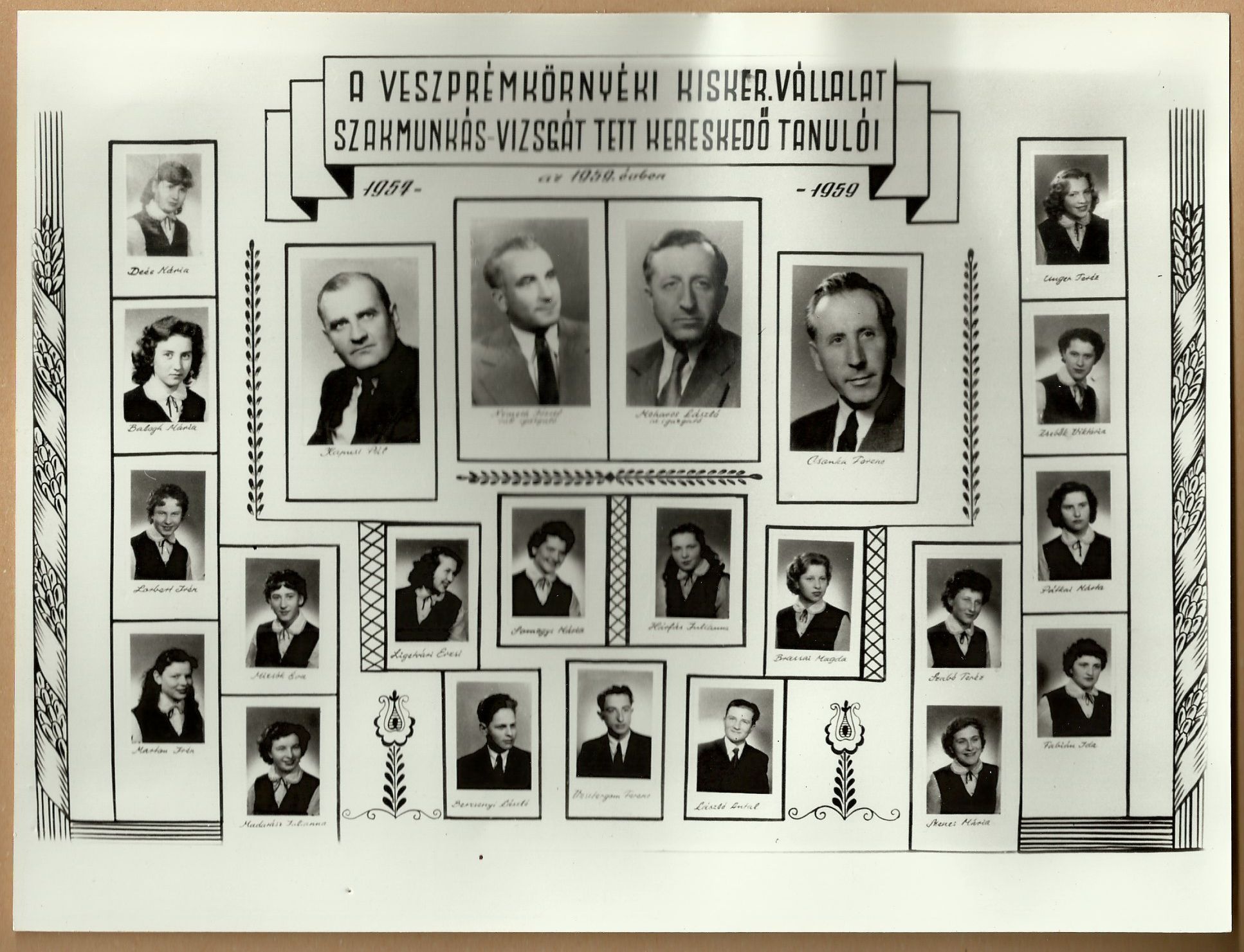 A Veszprémkörnyéki Kisker. Vállalat  Szakmunkás-vizsgát tett kereskedő tanulói (Magyar Kereskedelmi és Vendéglátóipari Múzeum CC BY-NC-ND)