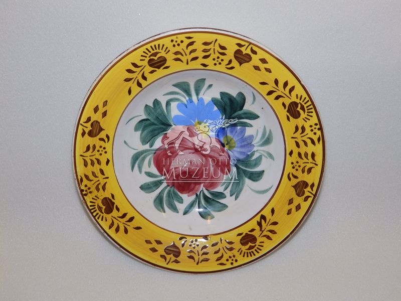Keménycserép tányér (Herman Ottó Múzeum, Miskolc CC BY-NC-SA)