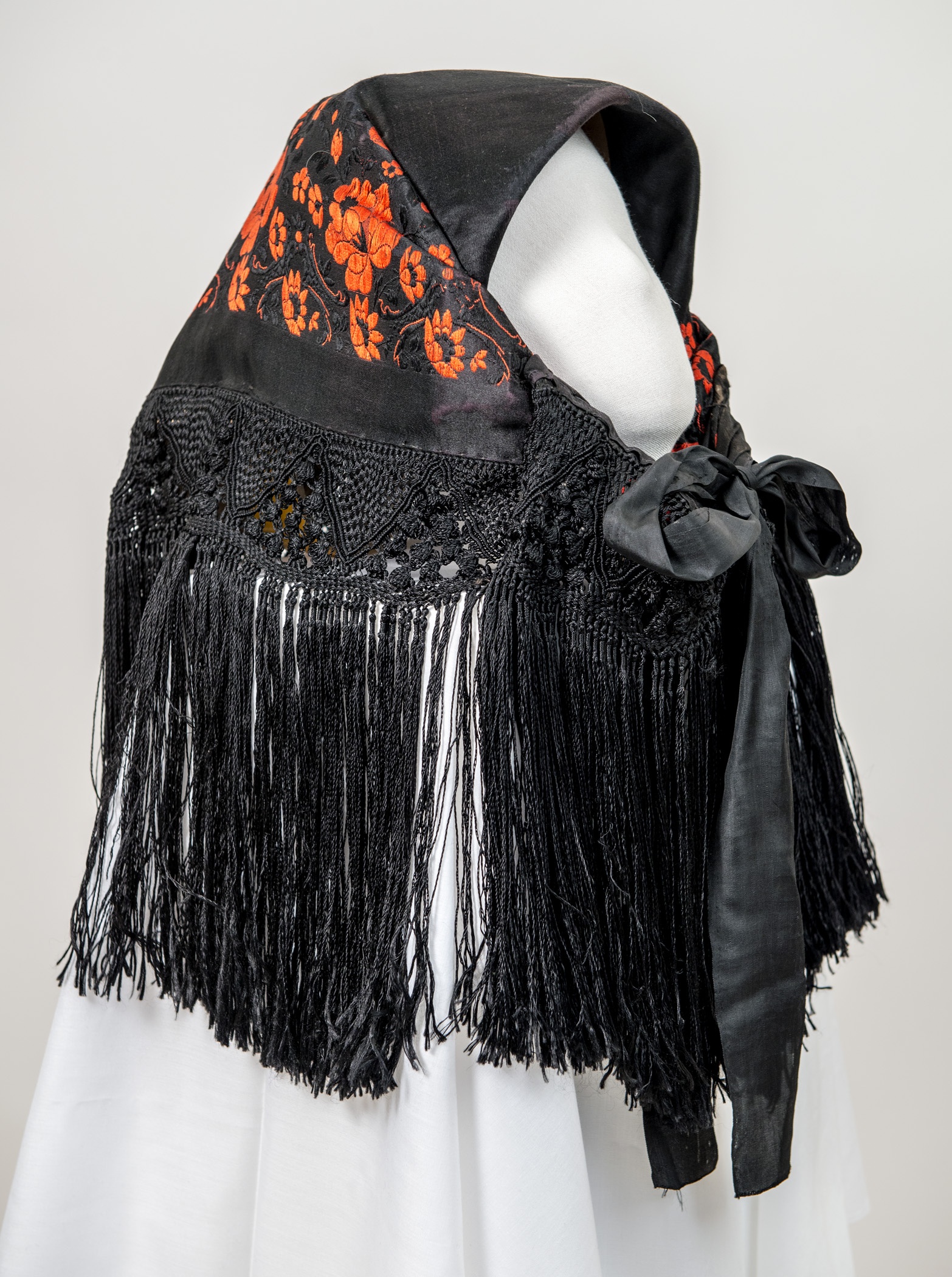 Sátoros kendő, fekete, virágos selyemből (Matyó Múzeum, Mezőkövesd CC BY-NC-SA)