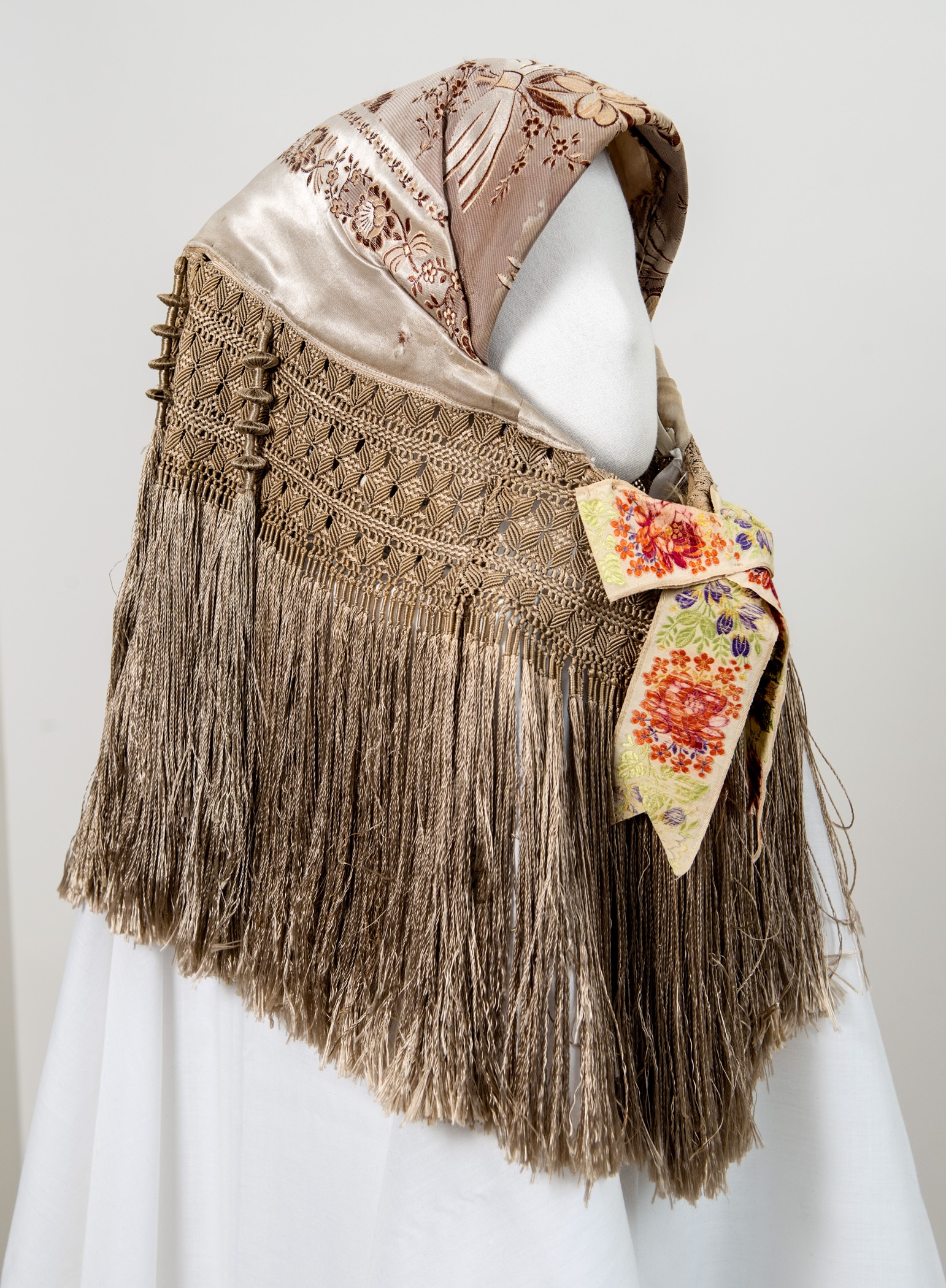 Sátoros kendő, drapp selyemből (Matyó Múzeum, Mezőkövesd CC BY-NC-SA)