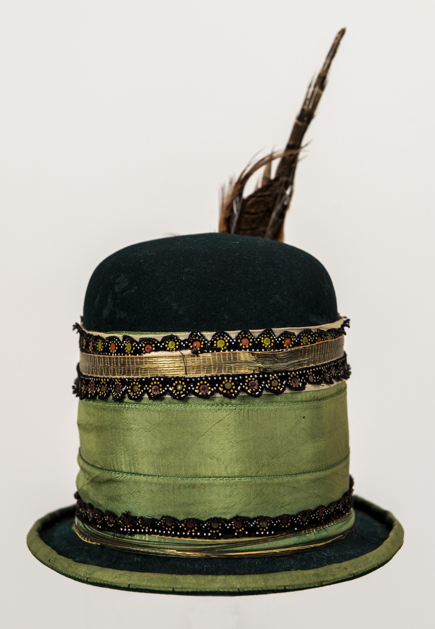 Gyerek kalap, "kisbarcis" kalap (Matyó Múzeum, Mezőkövesd CC BY-NC-SA)
