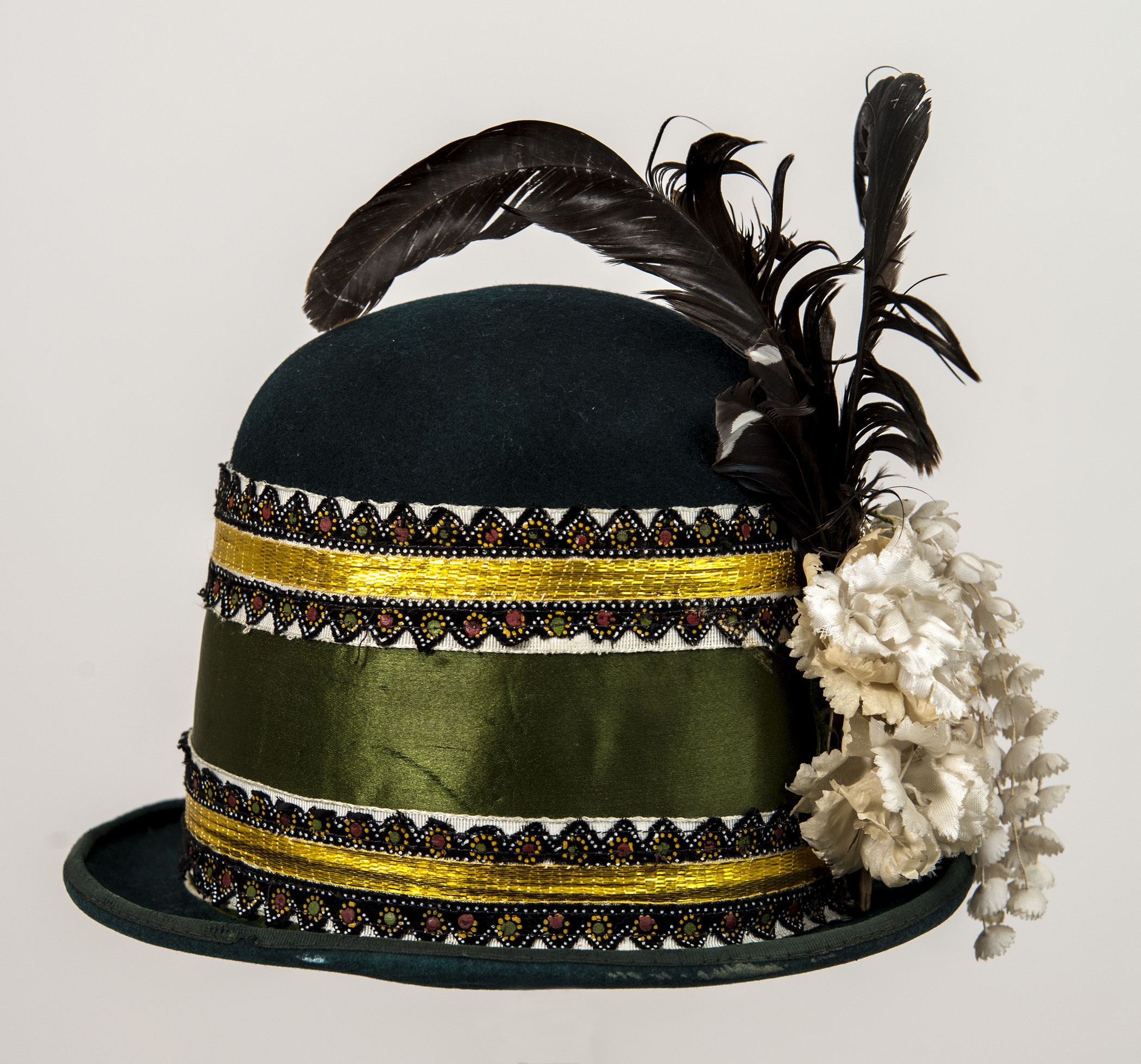 Legény kalap, "kisbarcis" kalap (Matyó Múzeum, Mezőkövesd CC BY-NC-SA)