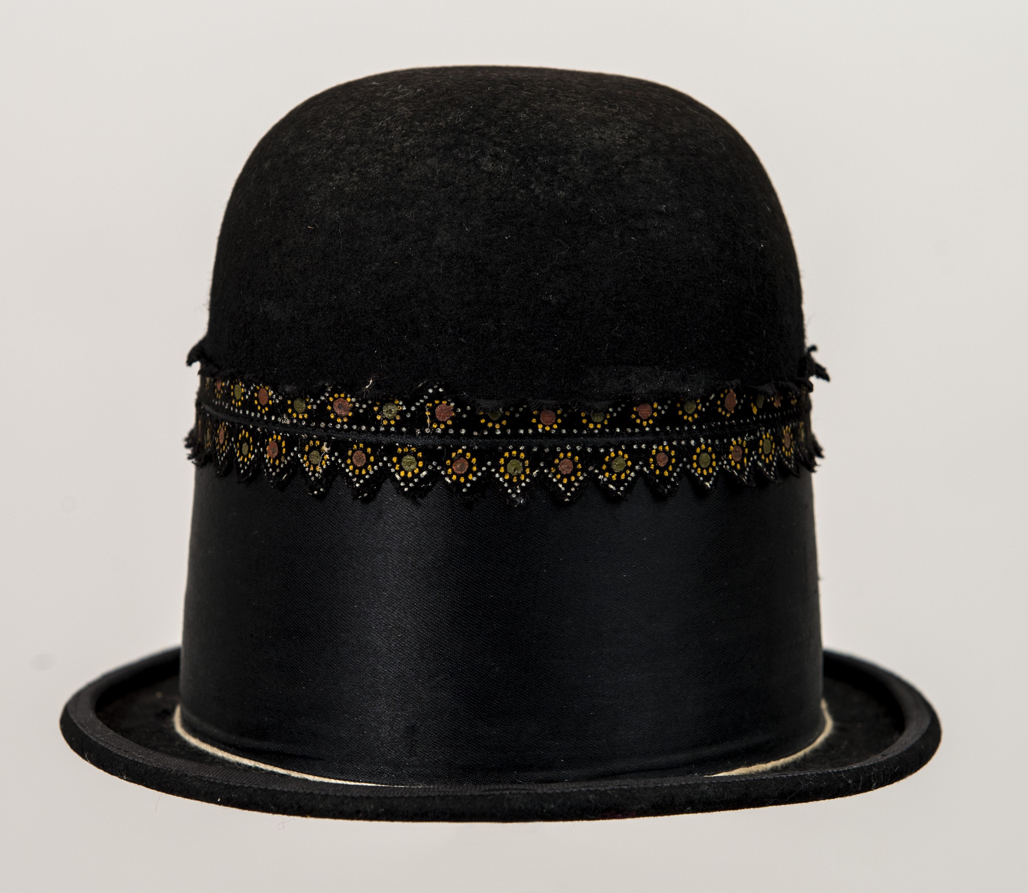 Férfi kalap, "kisbarcis kalap" (Matyó Múzeum, Mezőkövesd CC BY-NC-SA)
