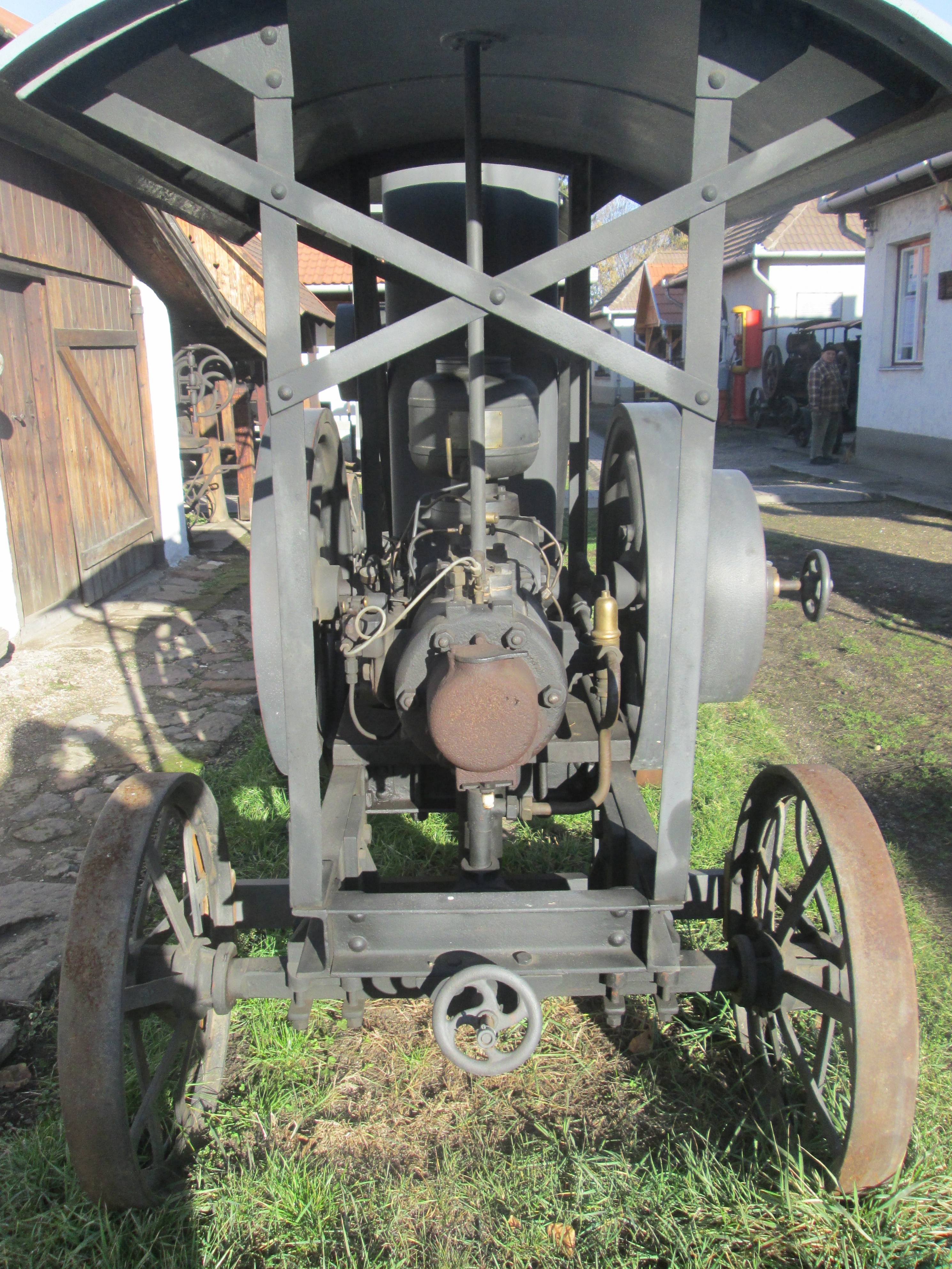 Nyersolaj üzemű lokomobil (Hajdu Ráfis János Mezőgazdasági Gépmúzeum, Mezőkövesd CC BY-NC-SA)