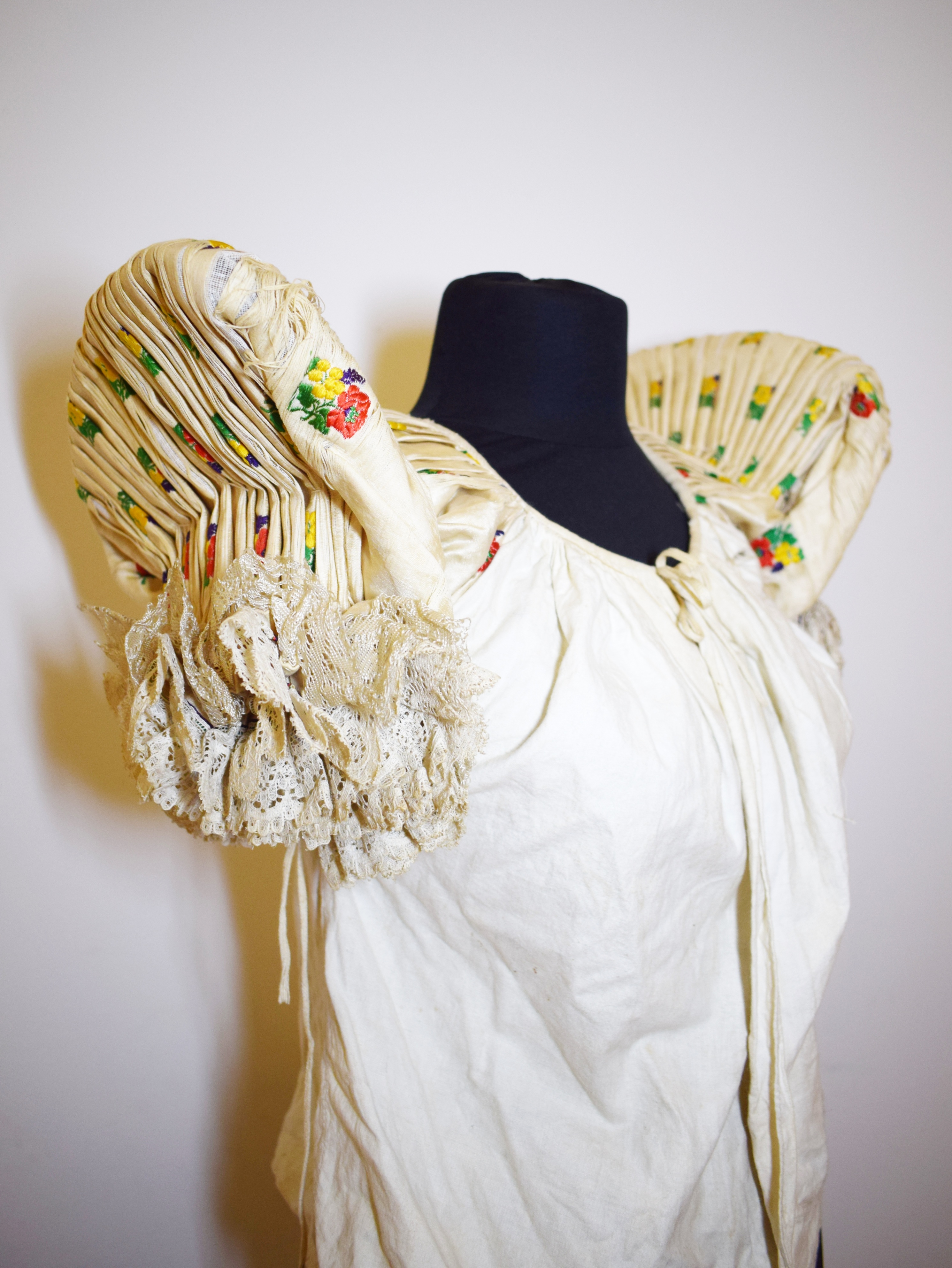 Ingváll, fehér egyes virágú (Matyó Múzeum, Mezőkövesd CC BY-NC-SA)