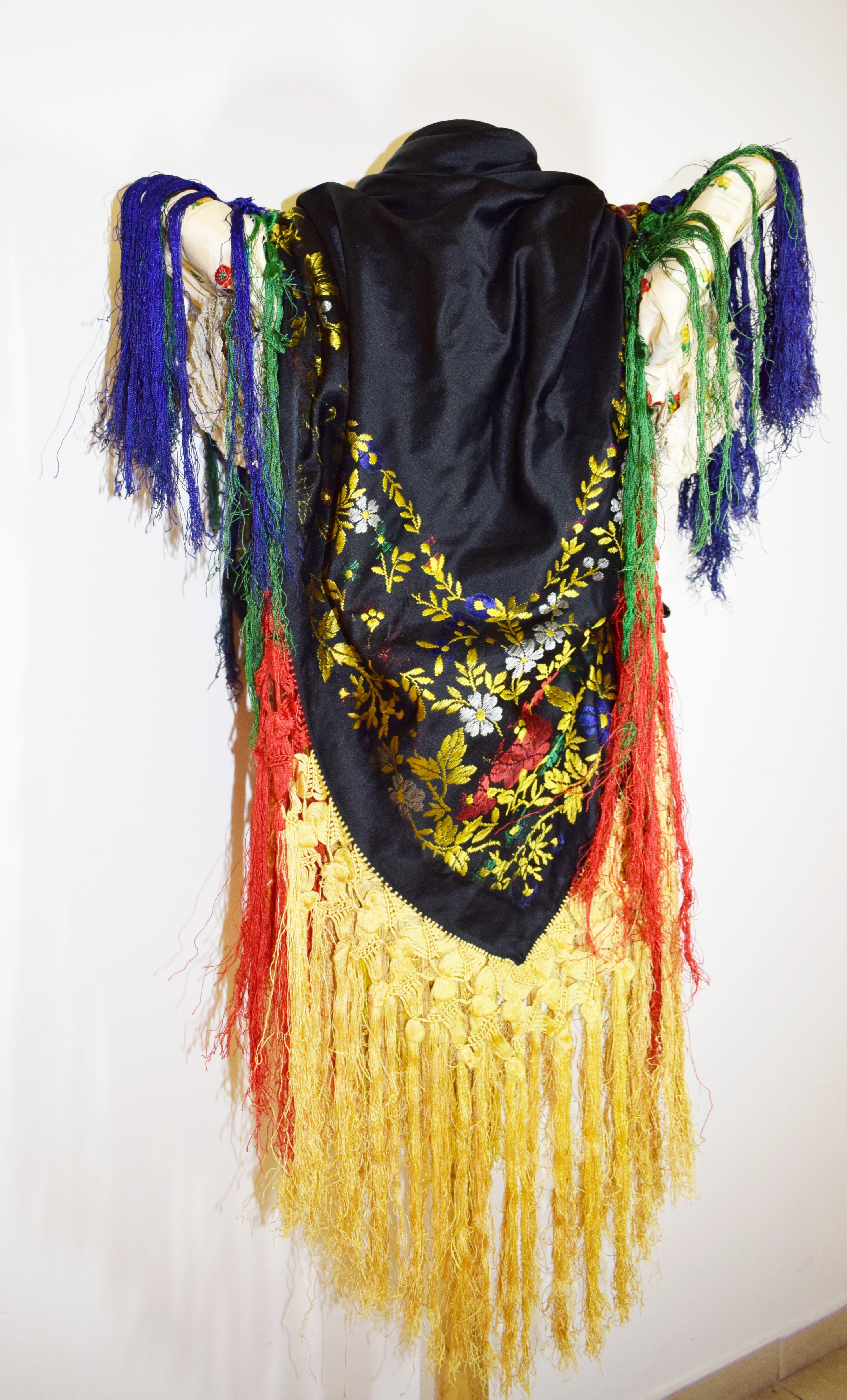 Vállkendő, fekete selyem (Matyó Múzeum, Mezőkövesd CC BY-NC-SA)