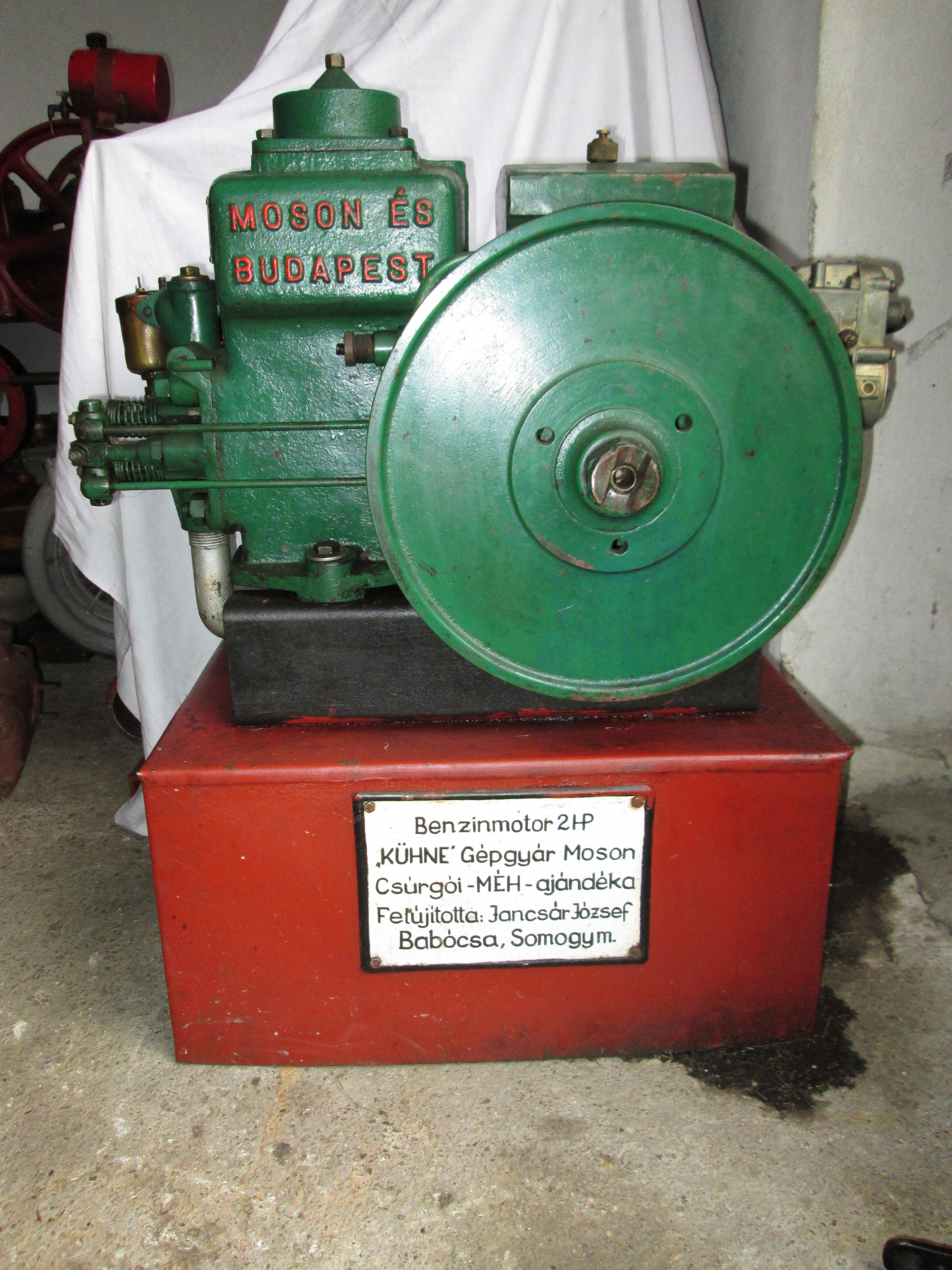 Kühne Moson stabilmotor (Hajdu Ráfis János Mezőgazdasági Gépmúzeum, Mezőkövesd CC BY-NC-SA)
