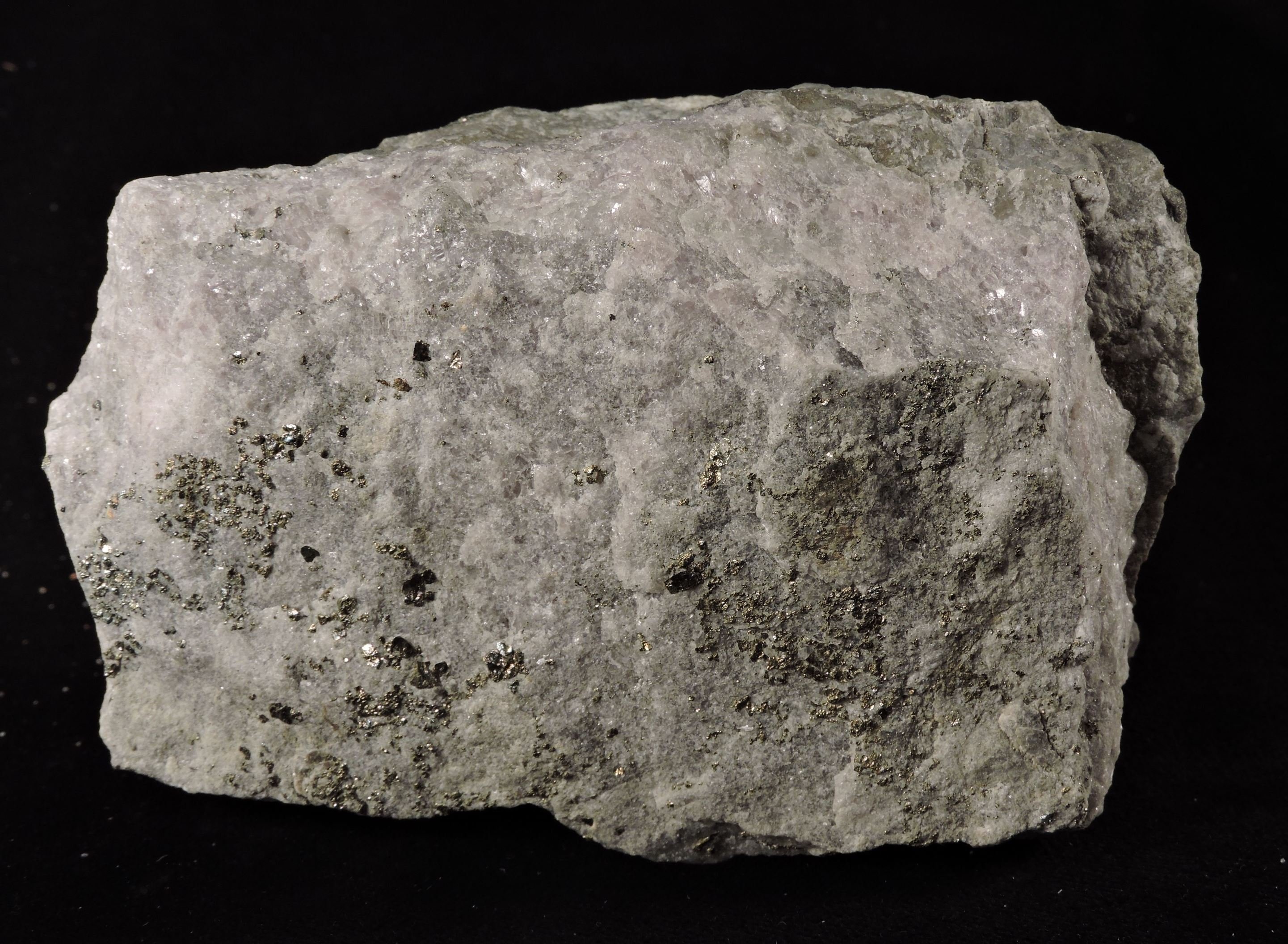 Anhidrit, pirit (Herman Ottó Múzeum CC BY-NC-SA)