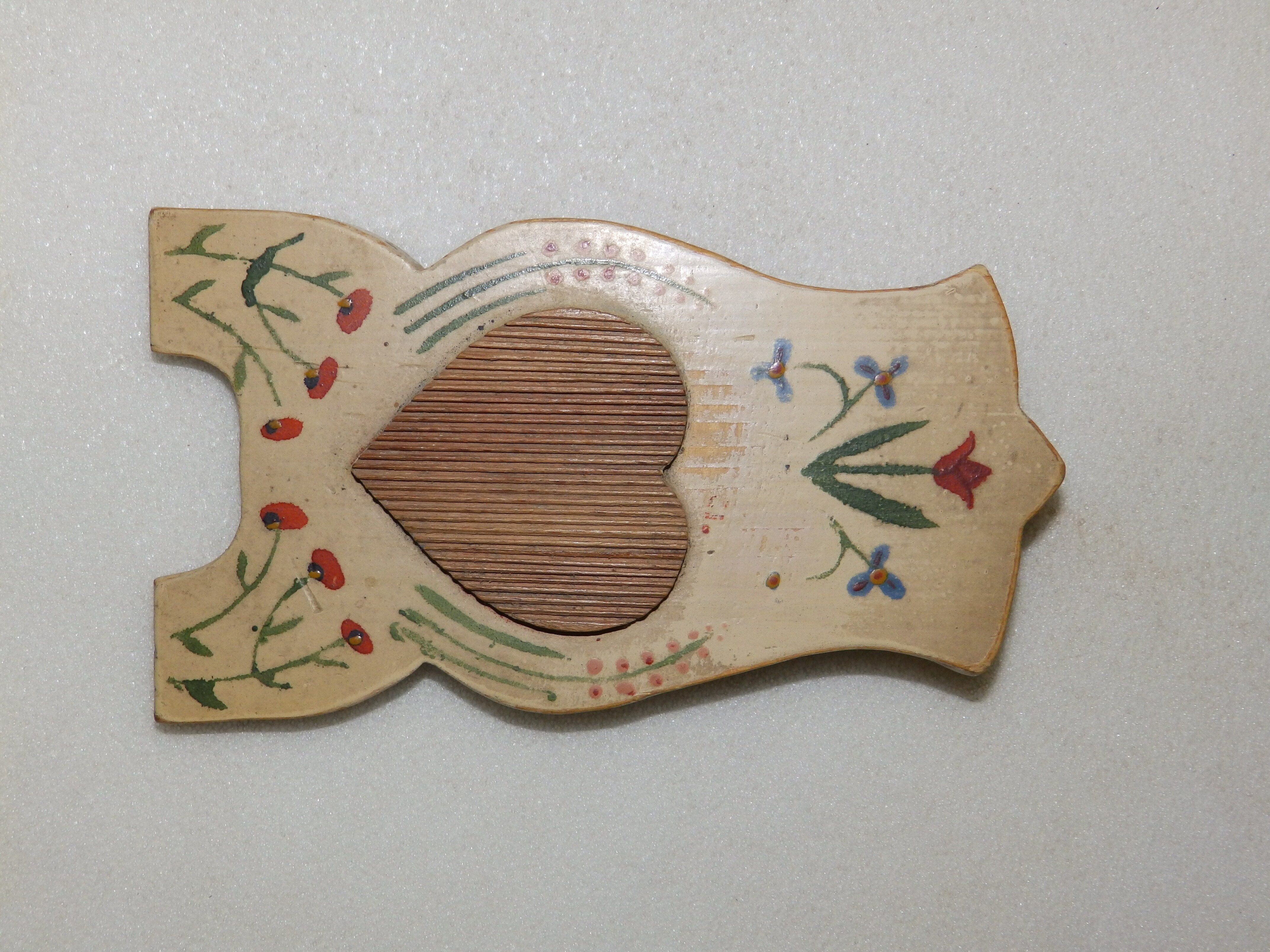 Csigacsináló táblácska, pálcikákkal (Herman Ottó Múzeum CC BY-NC-SA)