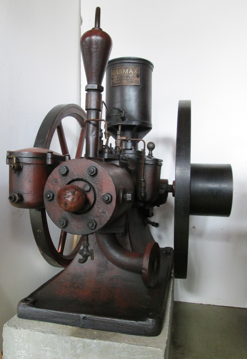Nyersolaj üzemű stabilmotorok (Hajdu Ráfis János Mezőgazdasági Gépmúzeum, Mezőkövesd CC BY-NC-SA)
