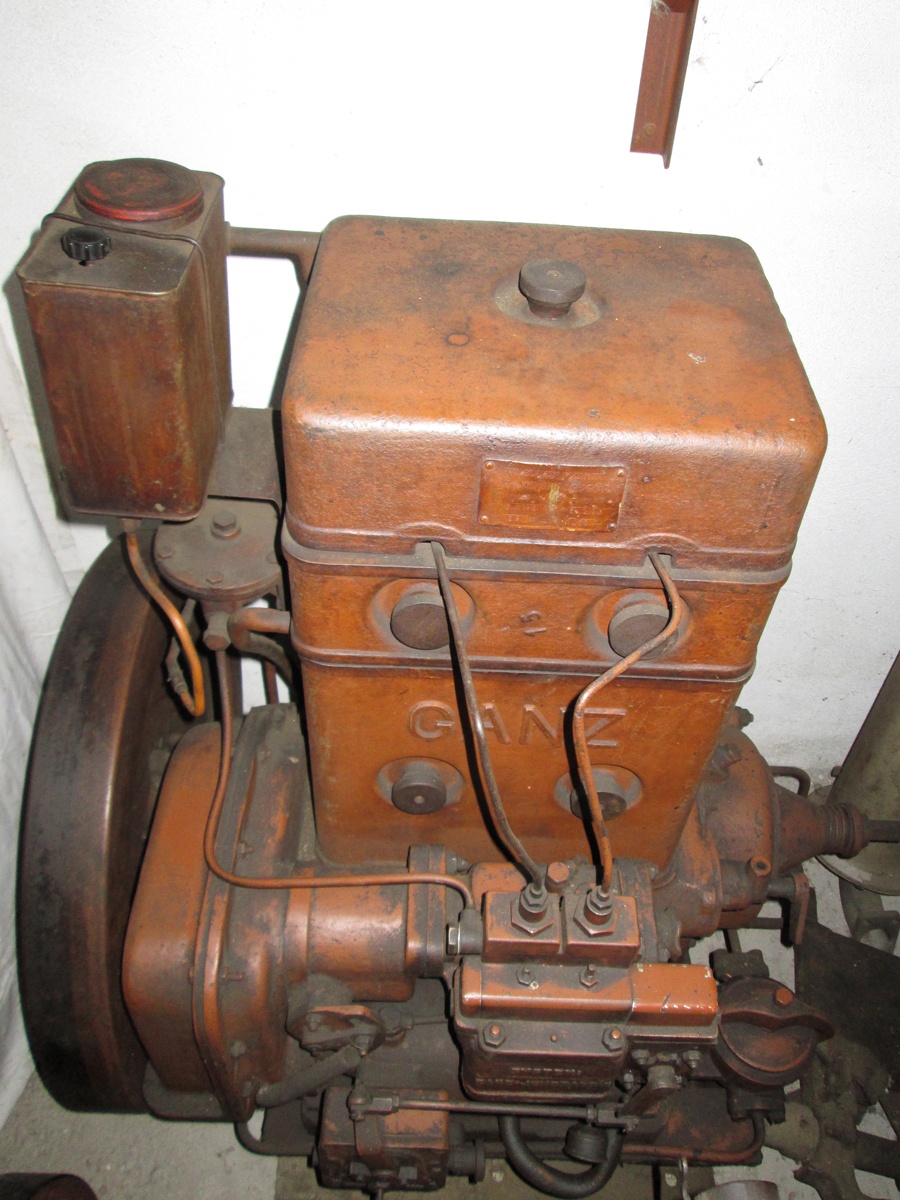 Diesel üzemű stabilmotorok (Hajdu Ráfis János Mezőgazdasági Gépmúzeum, Mezőkövesd CC BY-NC-SA)