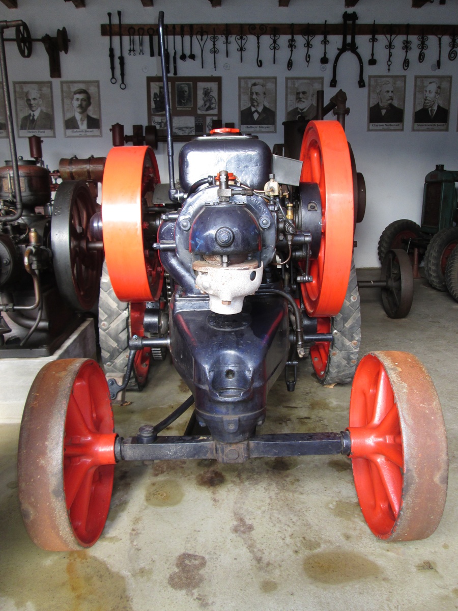 Nyersolaj üzemű traktor (Hajdu Ráfis János Mezőgazdasági Gépmúzeum, Mezőkövesd CC BY-NC-SA)
