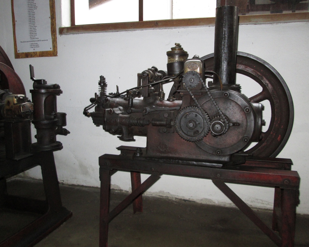 Benzin-petróleum üzemű stabilmotorok (Hajdu Ráfis János Mezőgazdasági Gépmúzeum, Mezőkövesd CC BY-NC-SA)
