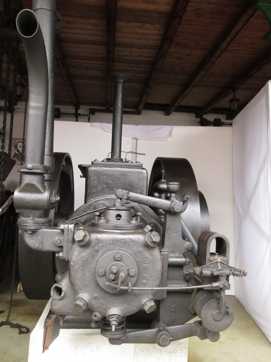 Szívógáz üzemű stabilmotorok (Hajdu Ráfis János Mezőgazdasági Gépmúzeum, Mezőkövesd CC BY-NC-SA)