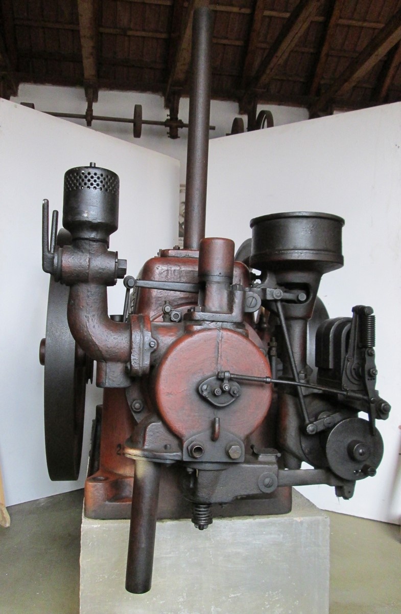 Szívógáz üzemű stabilmotorok (Hajdu Ráfis János Mezőgazdasági Gépmúzeum, Mezőkövesd CC BY-NC-SA)