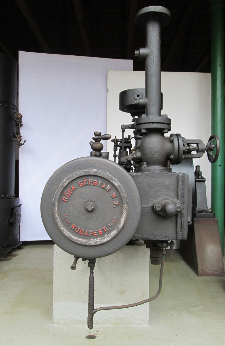 Benzin-petróleum üzemű stabilmotorok (Hajdu Ráfis János Mezőgazdasági Gépmúzeum, Mezőkövesd CC BY-NC-SA)